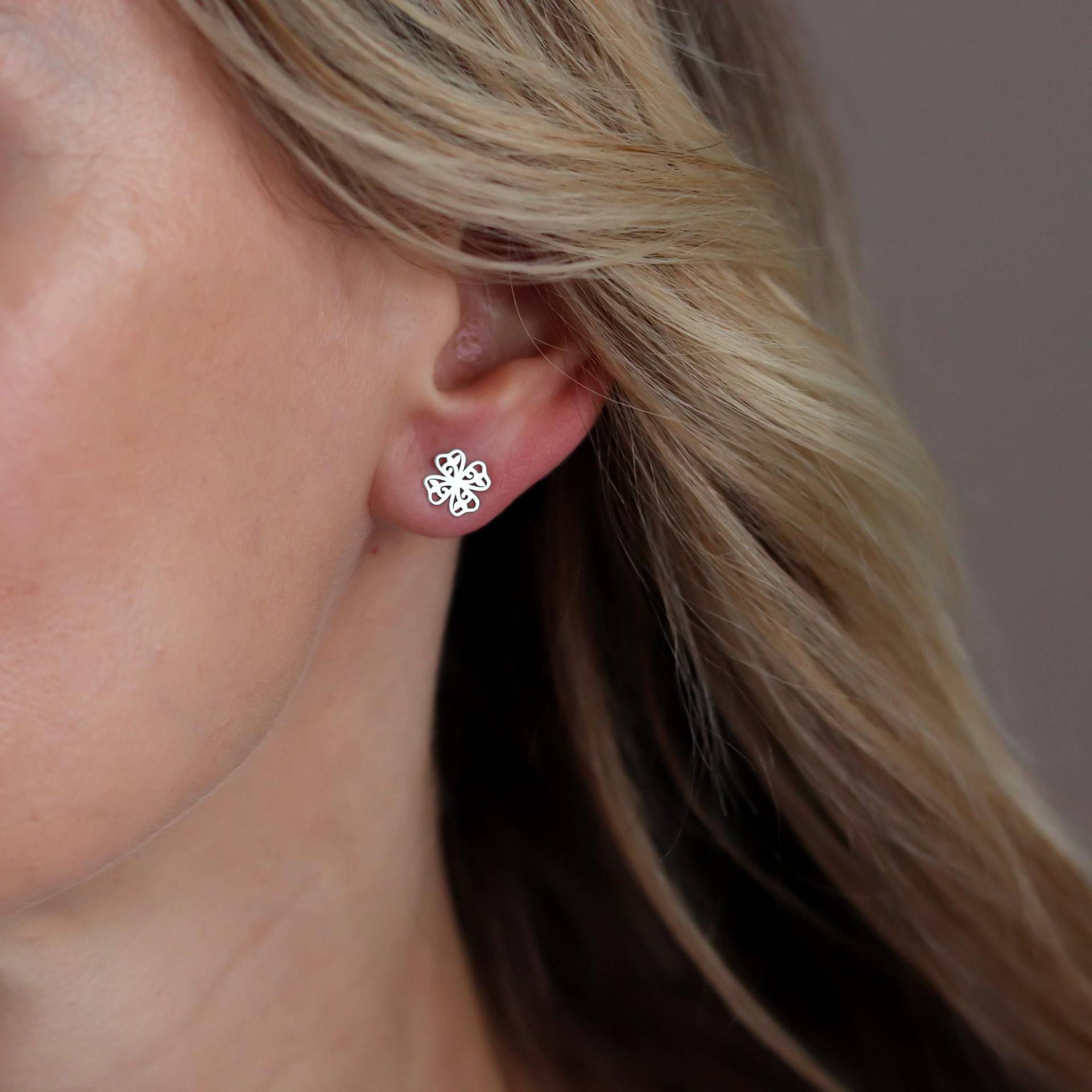 sterling Silber Klee Ohrringe, Blume Ohrstecker, Zierliche Ohrstecker Geschenk Für Sie, Glück Vier Blatt Schwester, Tochter, Nichte Schmuck von cocollaArt