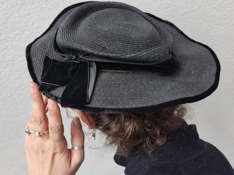 Antik Kleines Flaches Trachtenhütchen Schwarz Mit Samtband Hütchen Kopfputz Hut Trachtenmode Alpenländisch Kostüm Theater Karneval von coerdefleur