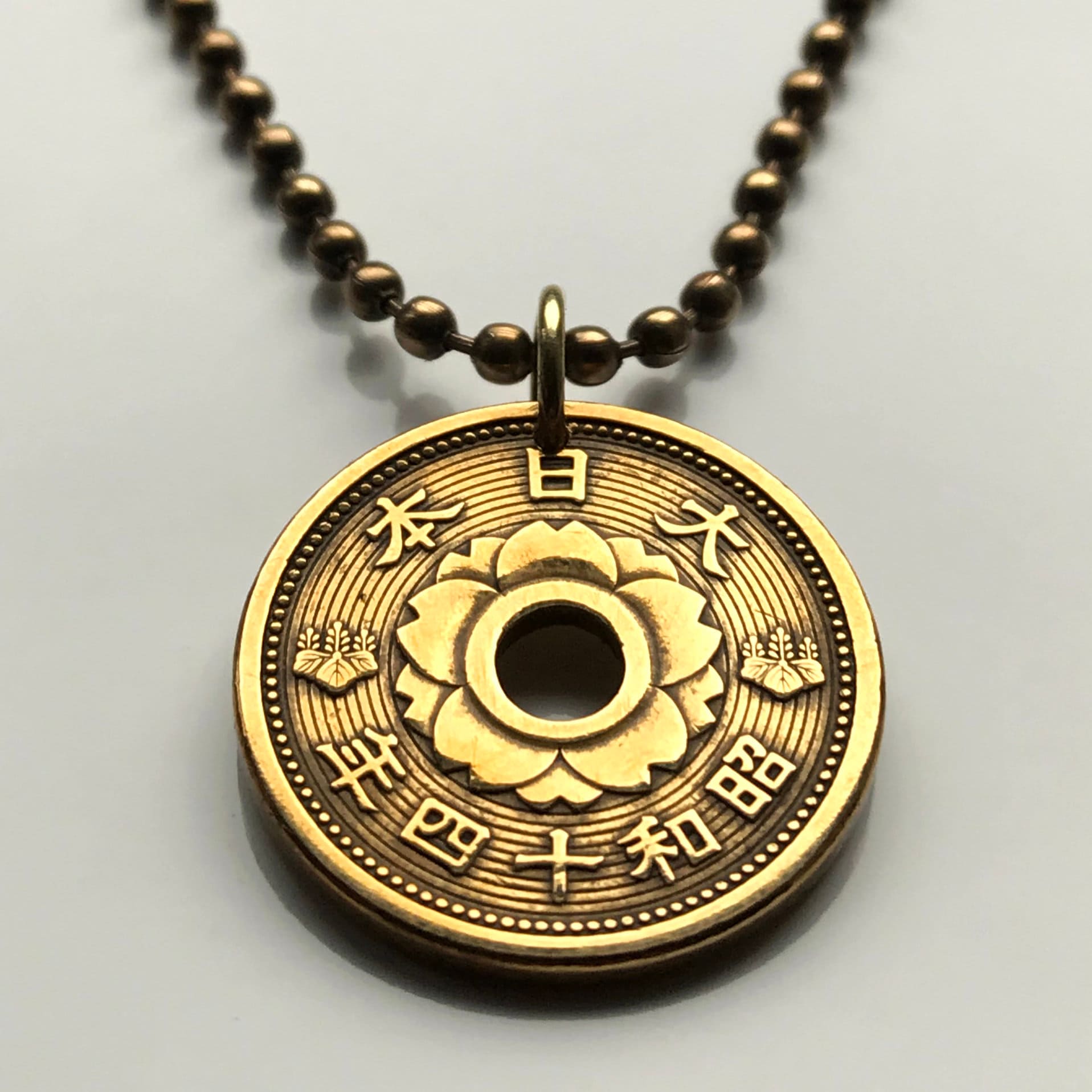 1939 Japan Nippon 10 Sen Münzanhänger Kirschblüte Sakura Blumen Chrysantheme Meereswellen Tokyo Kobe Osaka Hiragana Aichi Gunma N000057 von coinedJEWELRY