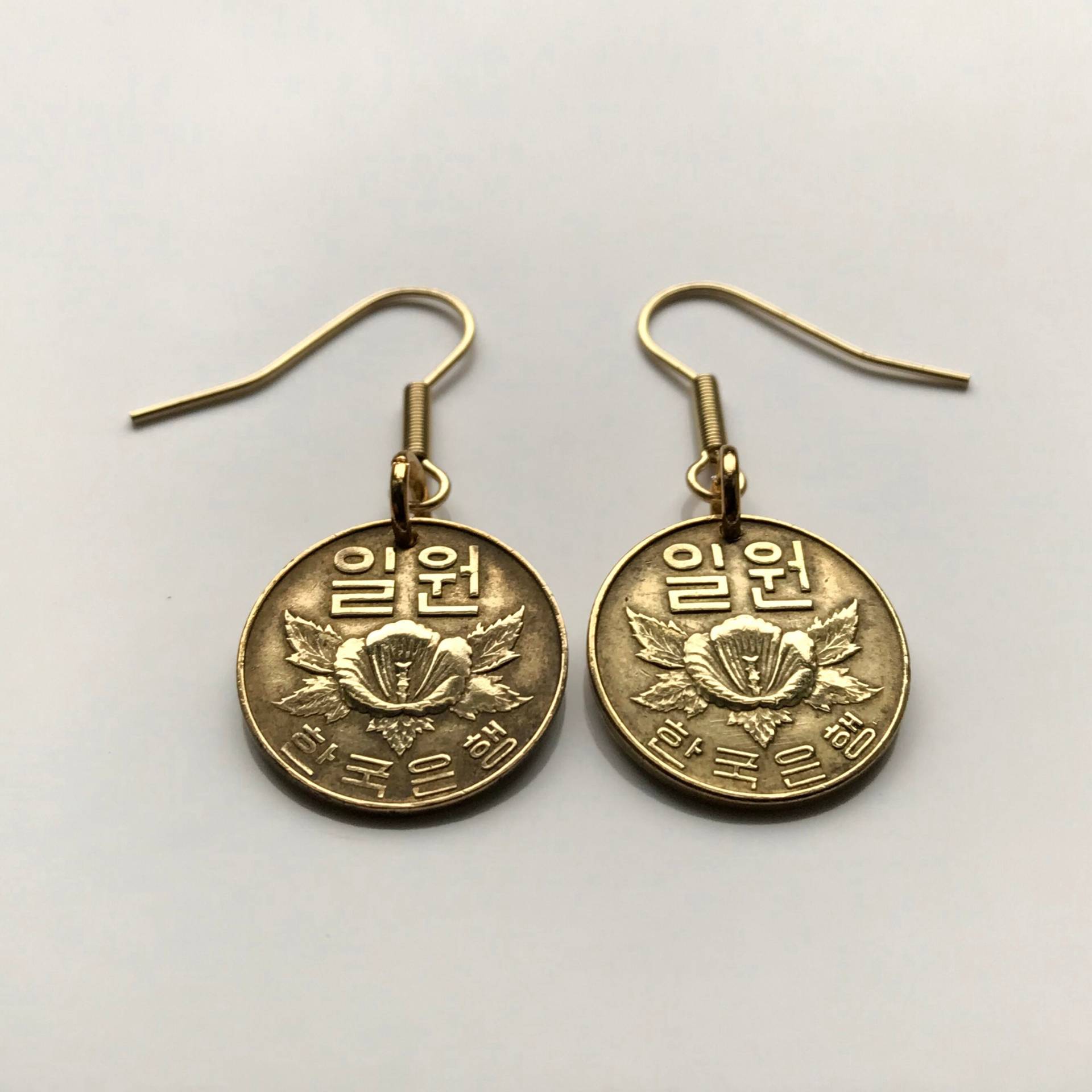 1967 Südkorea 1 Won Münzohrringe Rose Of Sharon Mugunghwa Seoul Daehan Minguk Suwon Ulsan Changwon Nationalblume Boeun Bagua E000041 1967 Südkorea 1 Won Münzohrringe Rose Of Sharon Mugunghwa Seoul Daehan Minguk Suwon Ulsan Changwon Nationalblume Boeun Bagua E000041 von coinedJEWELRY