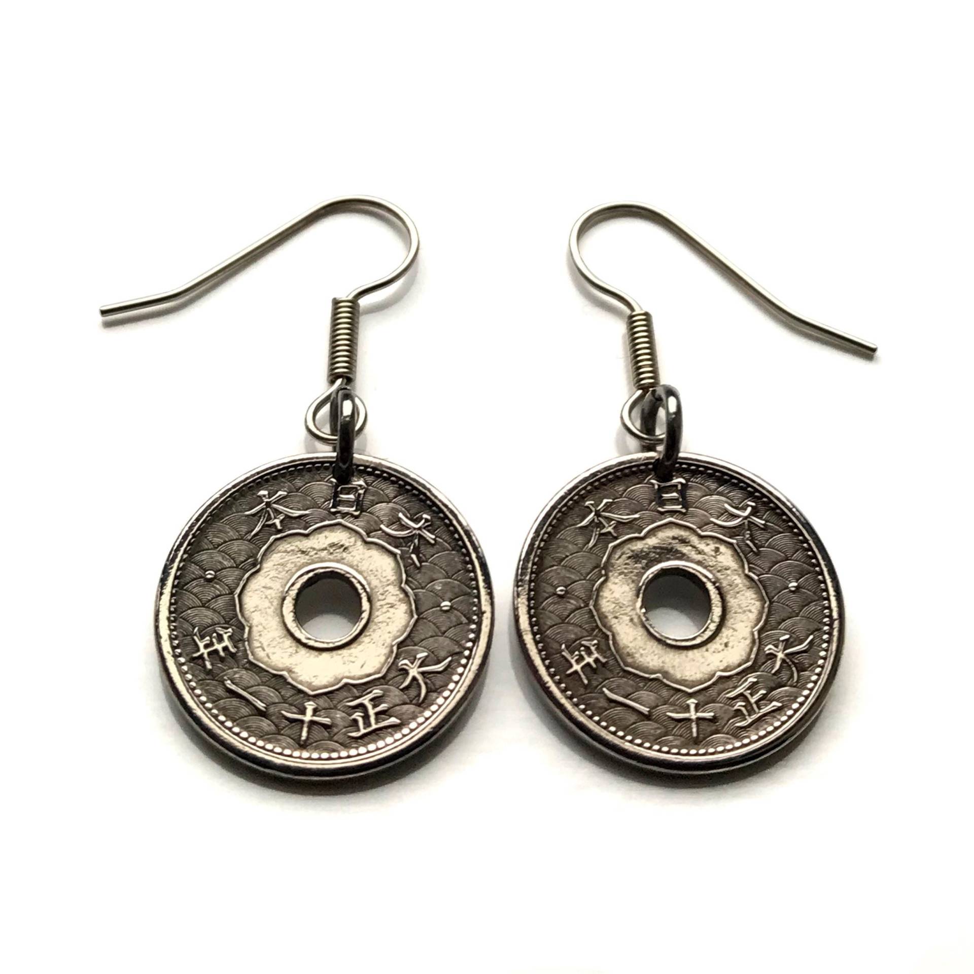 Japan Nippon 5 Sen Münze Ohrringe Yata Heiliger Spiegel Blumen Tokyo Kobe Saitama Osaka Samurai Symbol Judo Chiba Sakai Okinawa E000065 von coinedJEWELRY