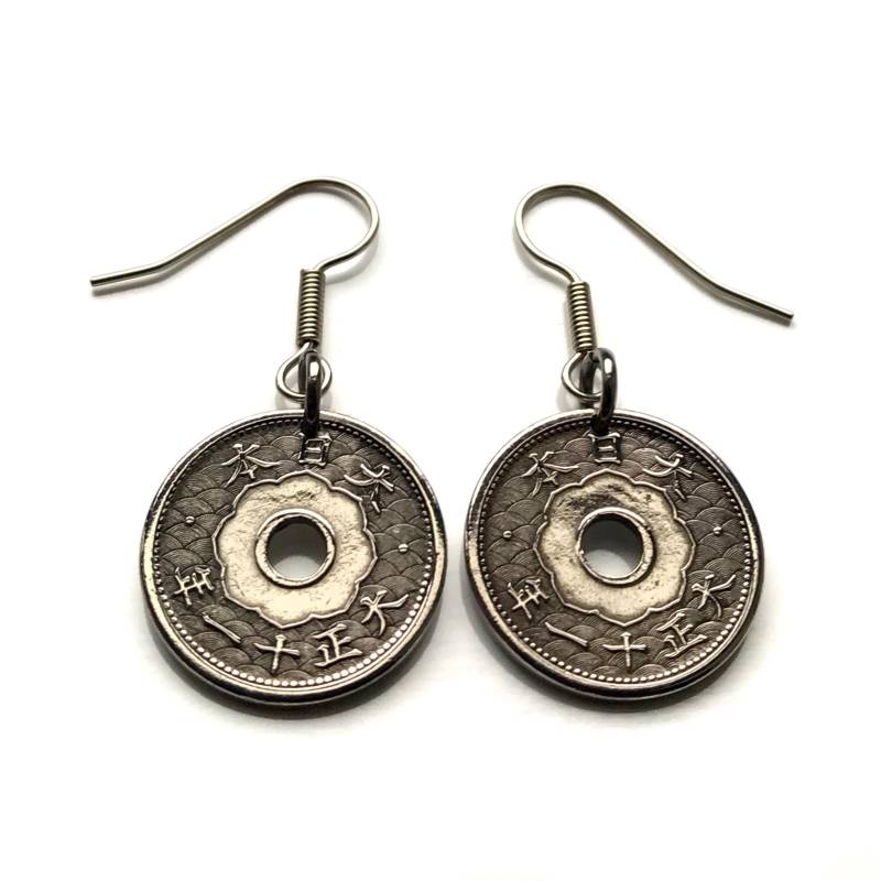Japan Nippon 5 Sen Münze Ohrringe Yata Heiliger Spiegel Blumen Tokyo Kobe Saitama Osaka Samurai Symbol Judo Chiba Sakai Okinawa E000065 von coinedJEWELRY