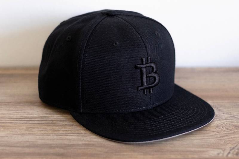Bestickte Bitcoin Snapback-Cap Schwarzes Logo von coinstopDE