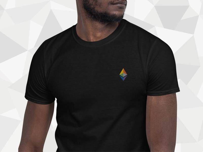Besticktes Ethereum Diamond Rainbow T-Shirt von coinstopDE