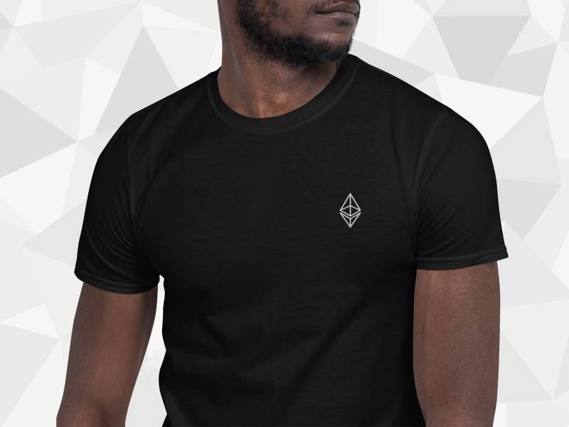Besticktes Ethereum T-Shirt Besticktes Ethereum T-Shirt von coinstopDE