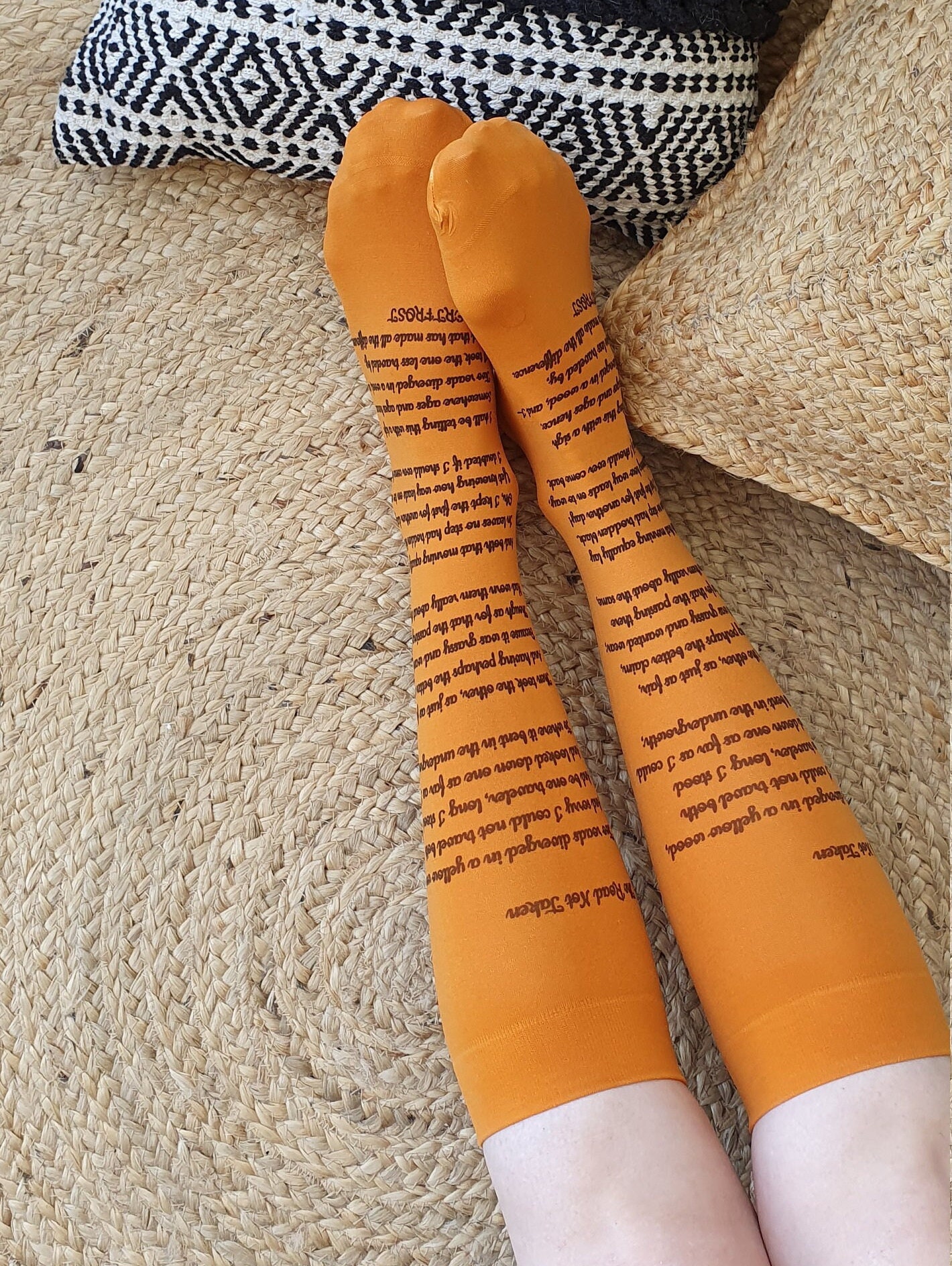 The Road Not Taken By Robert Frost, Bedruckte Socken, Frost Gedichtdruck, Literatur, Buchliebhaber, Bücher, Textsocken, Socken Mit Text von colinedesign