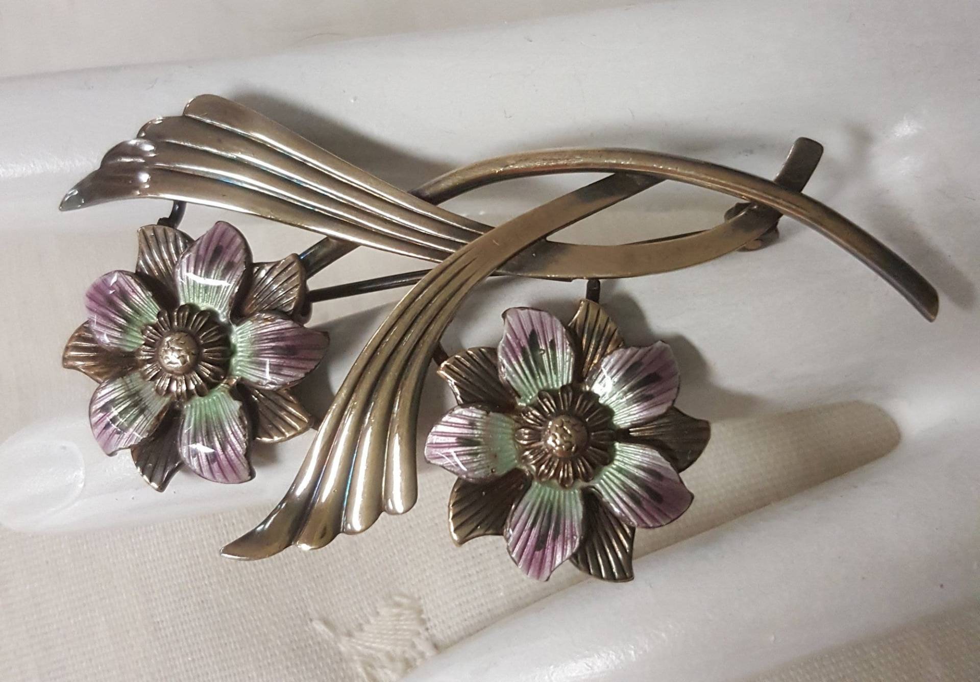 1940 Symmetalic Sterling + 14Kt Gold Floral Emaille Jugendstil Pin Über Vermeil Retro Brosche Nouveau von collectiblejewels