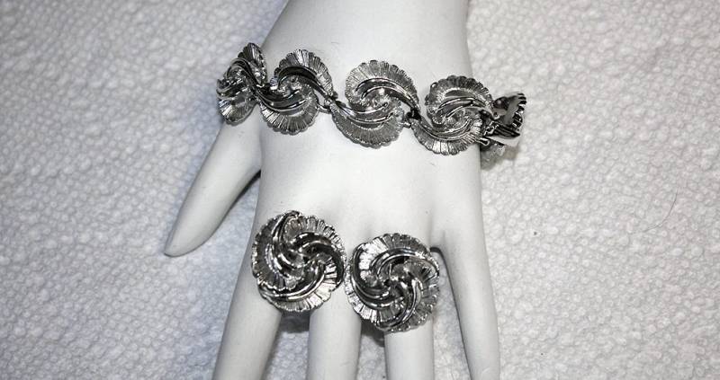 1950Er Jahre Glänzende Silvertone Strudel Armband Und Passende Clip-Ohrringe-Unbenutzt von collectiblejewels