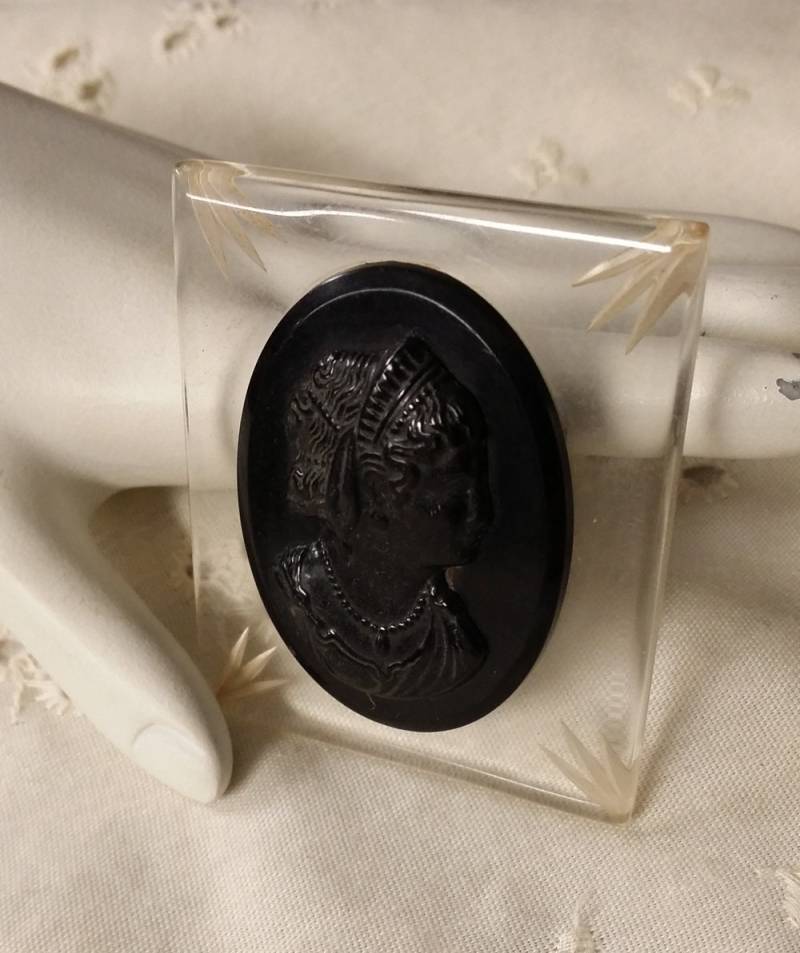 1950Er Jahren Geschnitzt Klar Lucite Schwarz Cameo Rechts Gerichtete Frau Mitte Des Jahrhunderts von collectiblejewels