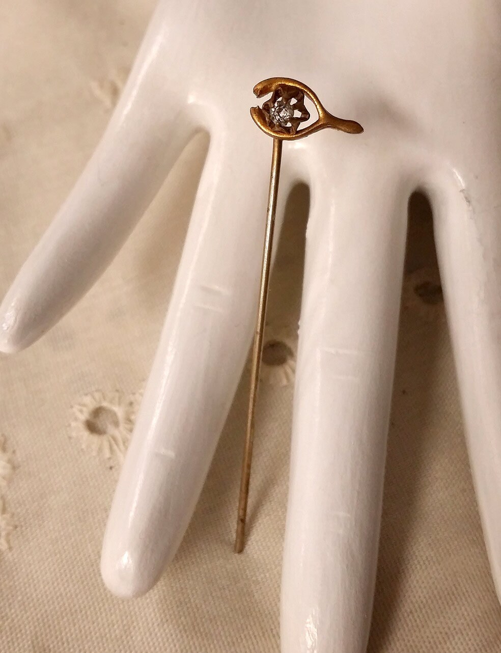 Antike Wishbone Gold Waschen Über Messing Klar Facettierten Glas Stickpin Cravat Pin von collectiblejewels