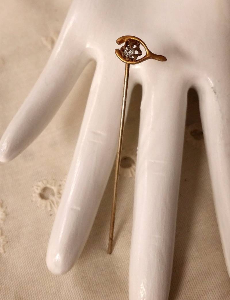 Antike Wishbone Gold Waschen Über Messing Klar Facettierten Glas Stickpin Cravat Pin von collectiblejewels