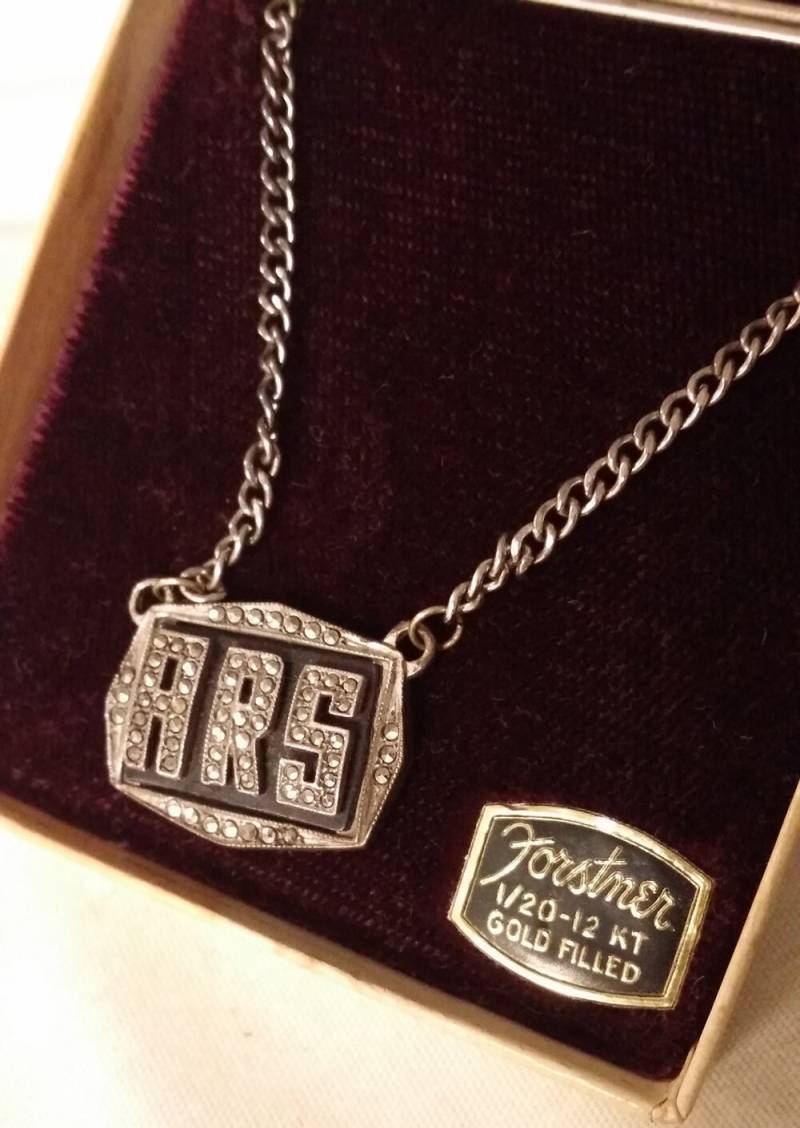 Art-Deco-Benkay Markasit Bakelit Initialen "Ars" Hängende Kette Forstner Box Selten Benkay Sterling Traverse Monogramm Ars Zugstange von collectiblejewels