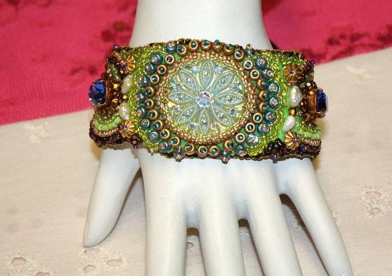 Handgefertigte Unikat Freeform Perlen Armband - Carnival Glas, Strass, Und Rocailles von collectiblejewels