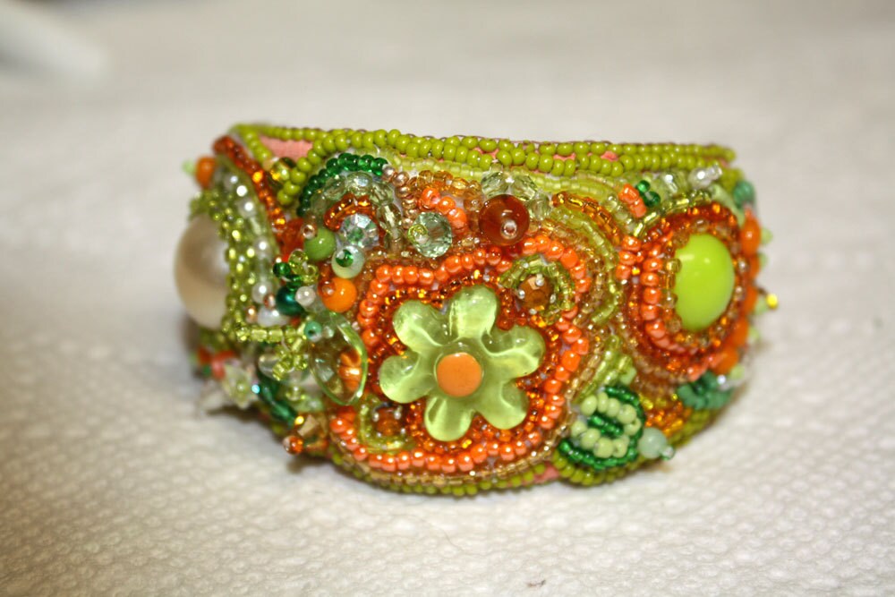 Handgemachte Freeform Perlenarbeit Armband Ooak Bunte 1960 Inspirierte Flower Power Perlen Manschette von collectiblejewels