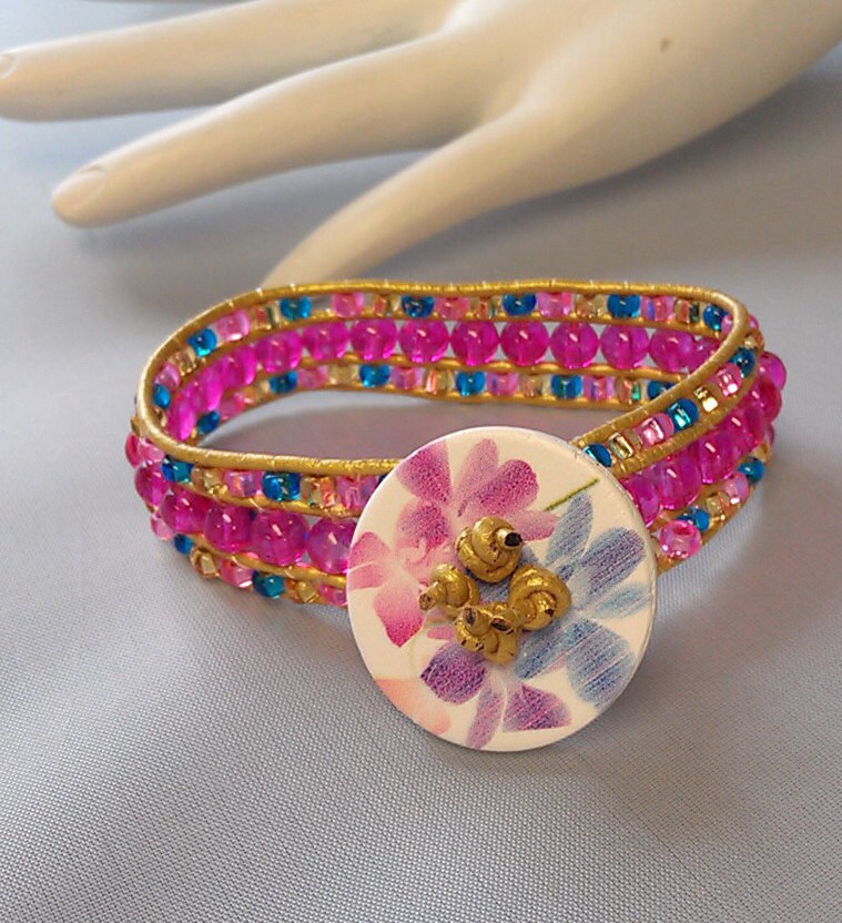 Handgemachte Gold Leder Hot Pink, Blau Und Dreireihige Perle Knopf Armband von collectiblejewels
