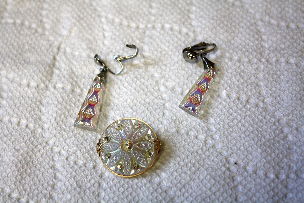 In Den 60Er Jahren Wurde White Carnival Glass Mit Aurora Borealis Rs Pin Und Clip Back Ohrringe von collectiblejewels