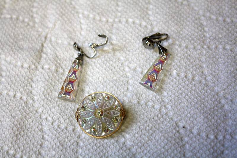 In Den 60Er Jahren Wurde White Carnival Glass Mit Aurora Borealis Rs Pin Und Clip Back Ohrringe von collectiblejewels