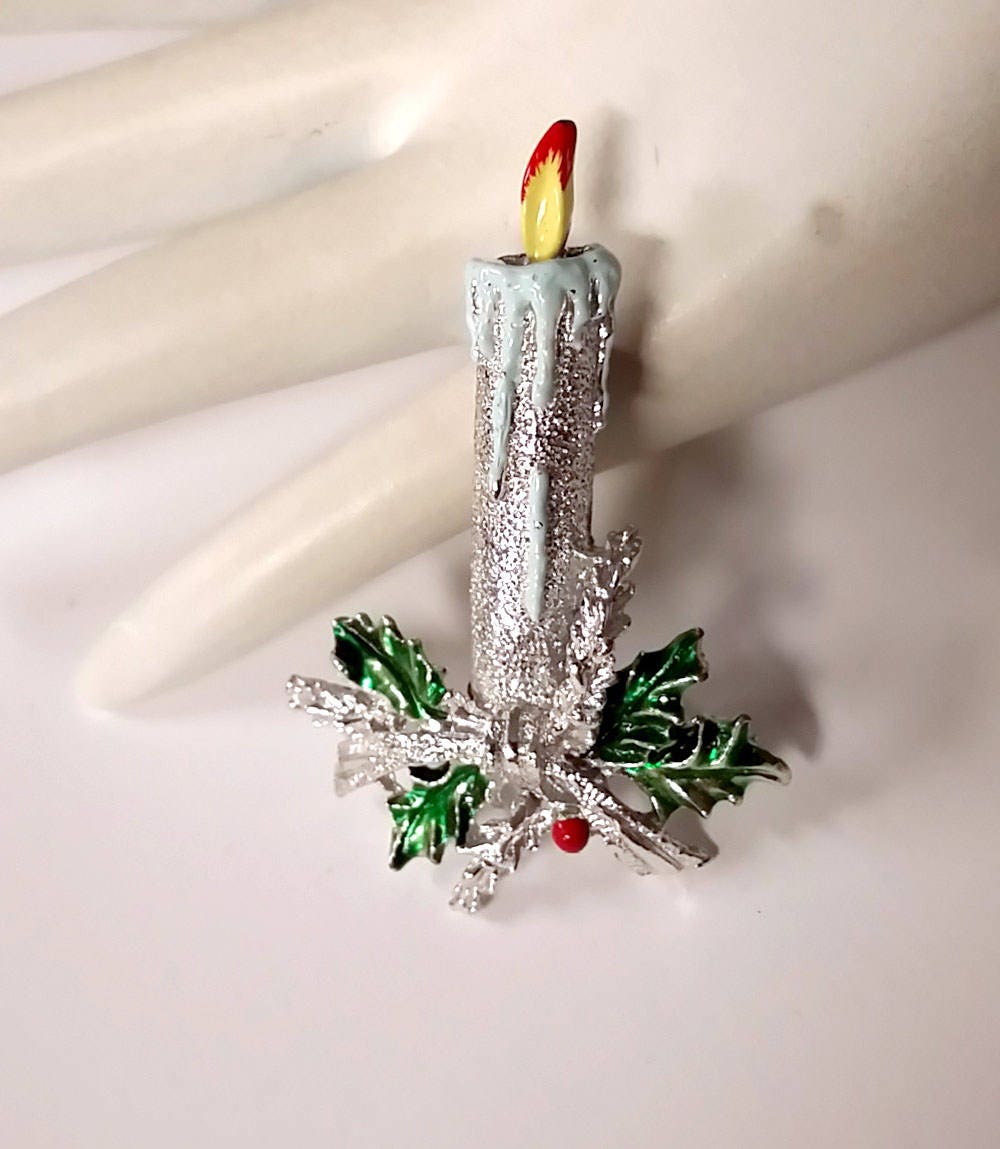 Jahrgang Gerry Silvertone Strukturierte Emaille-Kerzenhalter Und Holly Pin 1970Er Jahre von collectiblejewels