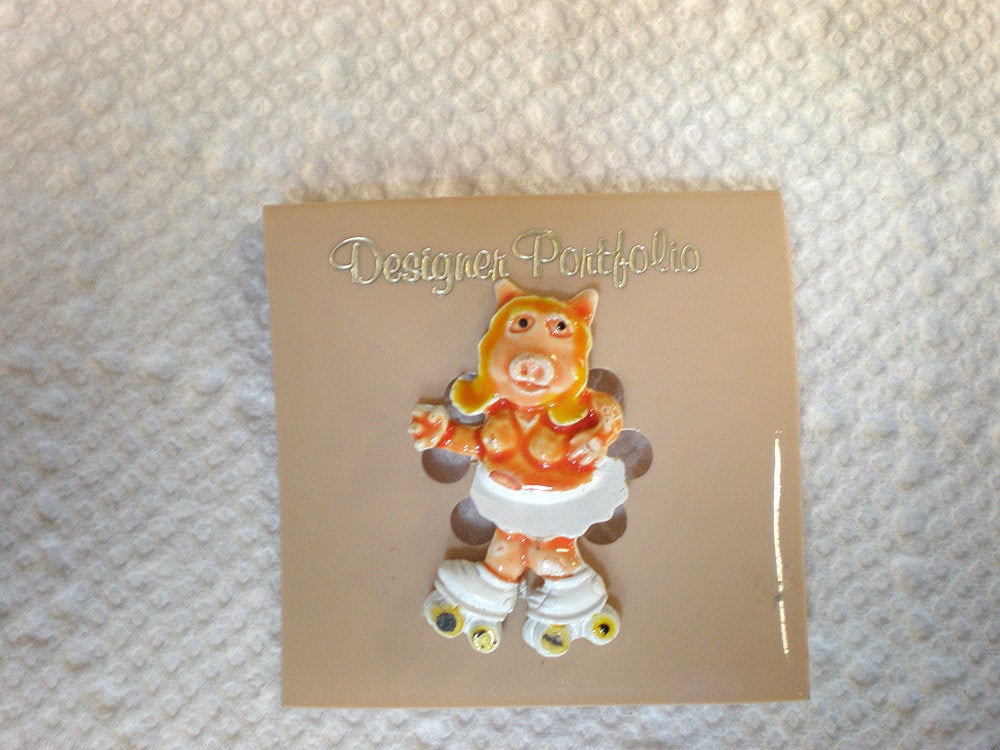 Jahrgang Miss Piggy Emaille Roller Skaten Pin Auf Original-Karte Nos 1980Er Jahre von collectiblejewels