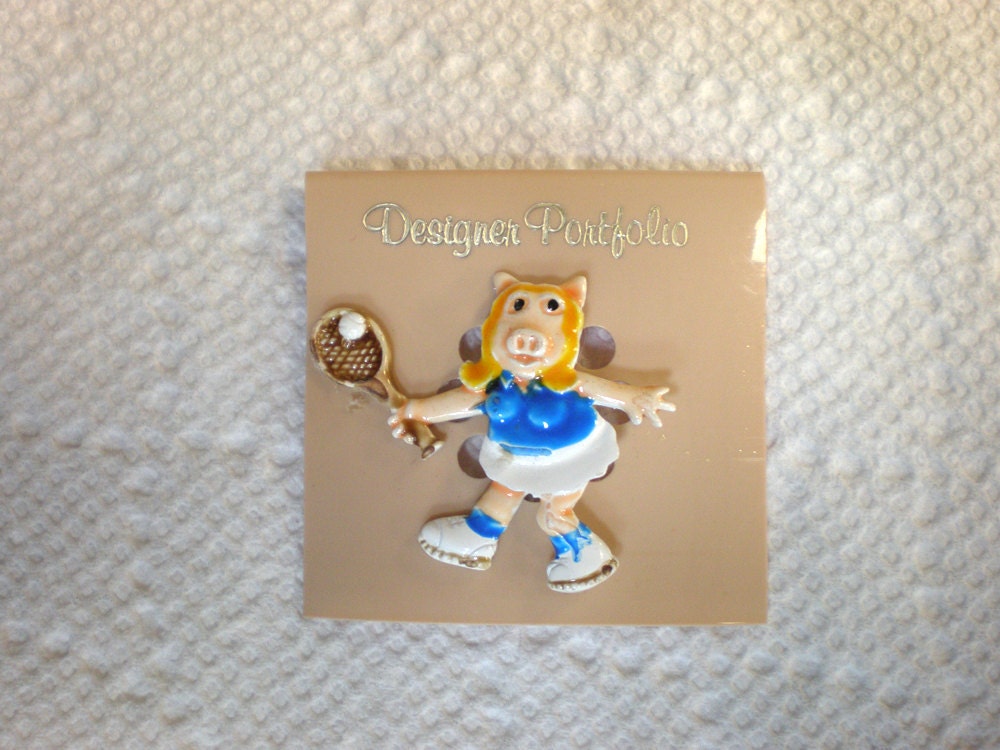 Jahrgang Miss Piggy Emaille Tennis Spieler Pin Auf Original-Karte Nos 1980Er Jahre von collectiblejewels