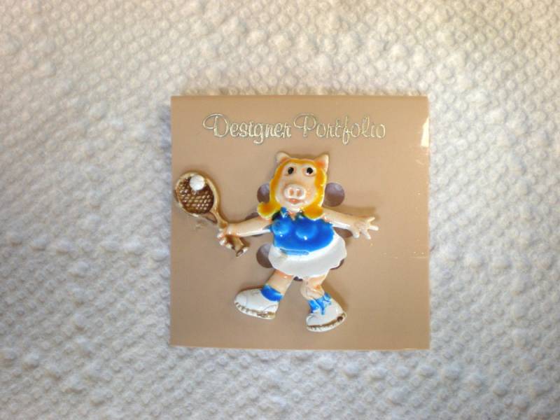 Jahrgang Miss Piggy Emaille Tennis Spieler Pin Auf Original-Karte Nos 1980Er Jahre von collectiblejewels