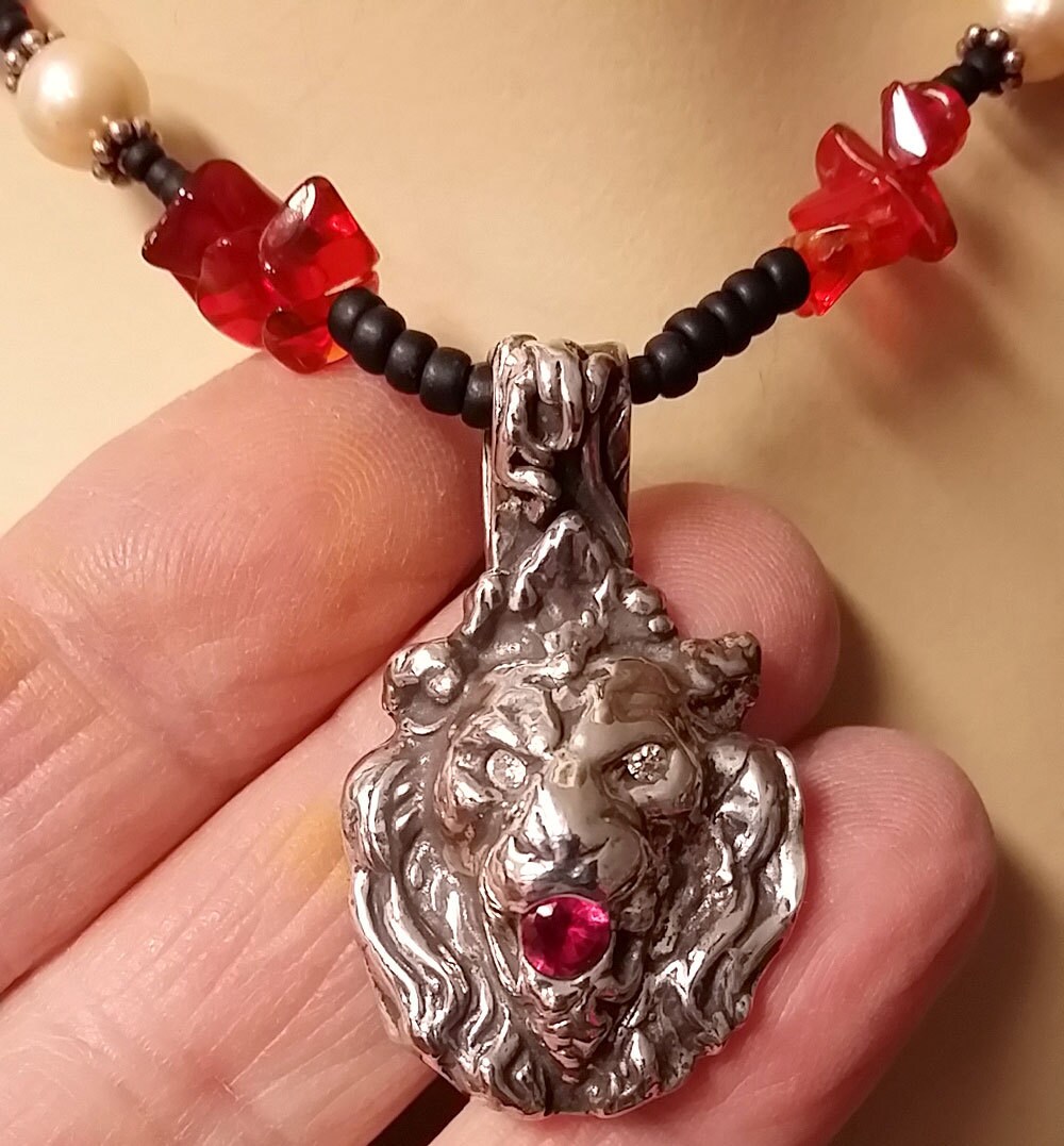 Ooak "Löwen Brüllen" Handgemachte Feine Silber Löwe Kopf Rot Glasperle - Süßwasser Perle Halsband & Ohrringe von collectiblejewels