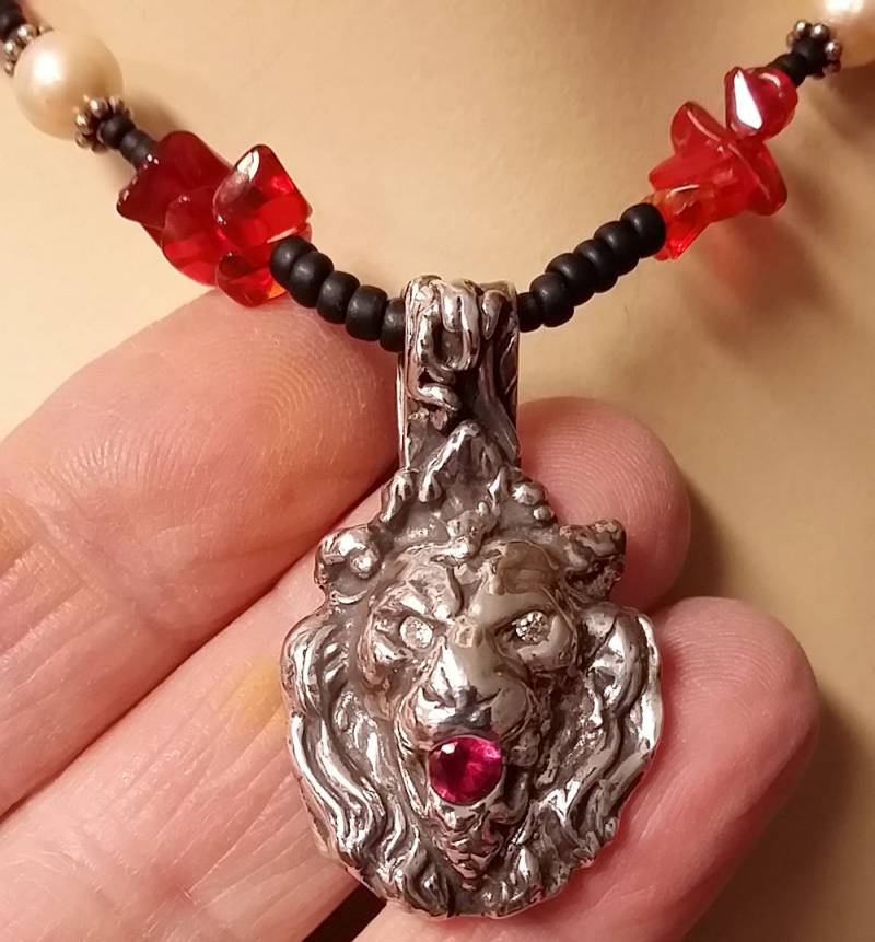 Ooak "Löwen Brüllen" Handgemachte Feine Silber Löwe Kopf Rot Glasperle - Süßwasser Perle Halsband & Ohrringe von collectiblejewels