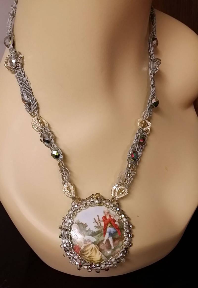 "Ooak Micro Makramee Halskette "Ein Altes Lied Für Dich" Upcycled Antique Porzellan Werbung Szene Cabochon Mit Kristallen Und Rocailles Perlen." von collectiblejewels