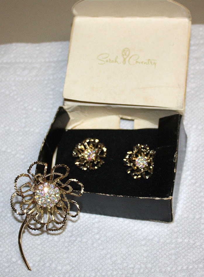 Sarah Coventry Allusion Gold Ton Aurora Borealis Strass Pin Und Clip Zurück Ohrringe 1968 Ab Rs Set Cov von collectiblejewels