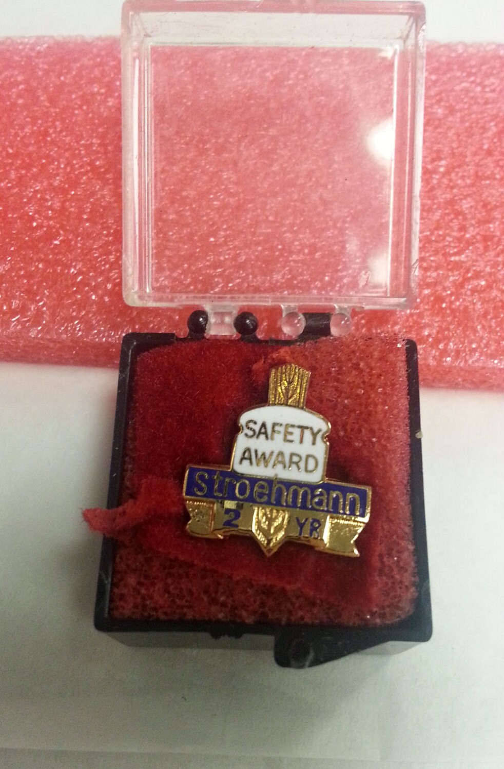 Vintage Stroehmann Bakery Sicherheitspreis 2 Jahre Emaille Pin in Der Originalverpackung von collectiblejewels