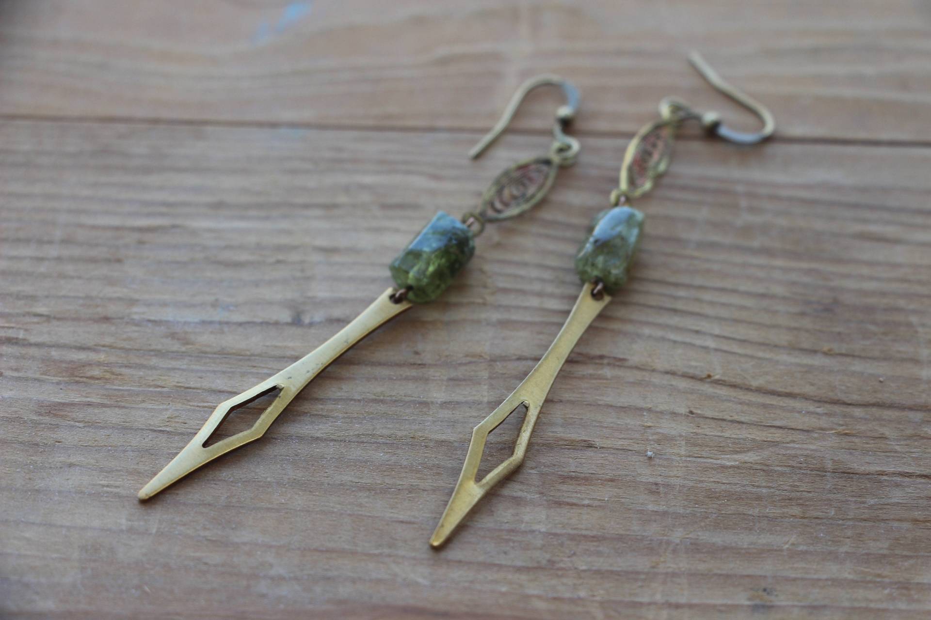 Art Deco Inspirierten Spike Ohrringe Mit Natürlicher Grüner Granat Und Vintage Messing Filigran Art Deco Inspirierten Spike Ohrringe Mit Natürlicher Grüner Granat Und Vintage Messing Filigran von collectingnectar