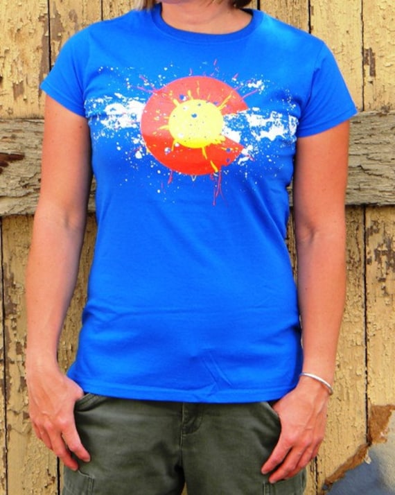 Damen Colorado Flagge Paint Splatter - Vorgeschrumpftes Baumwoll Tshirt Damen Colorado Flagge Paint Splatter - Vorgeschrumpftes Baumwoll Tshirt von coloradotees
