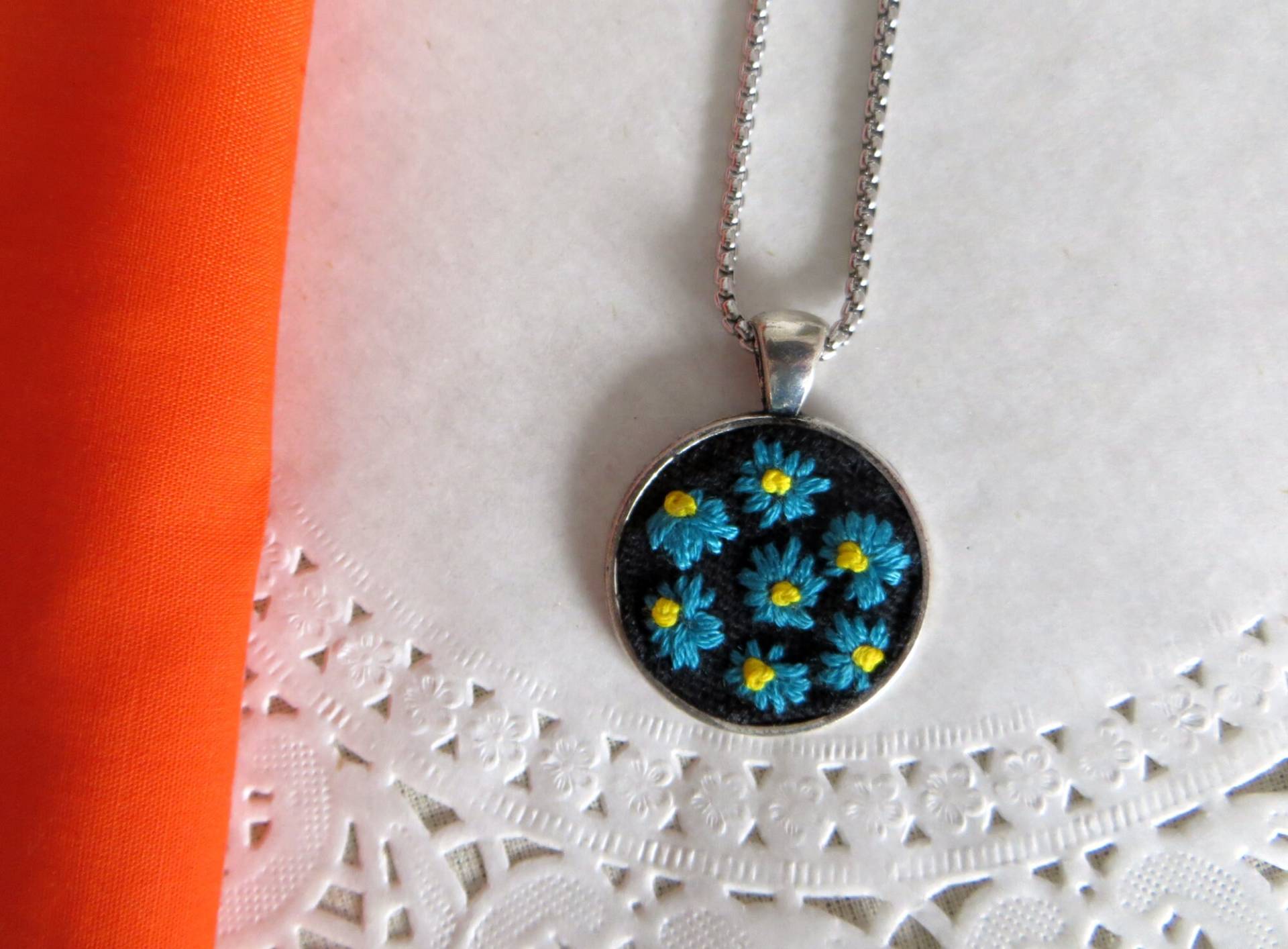 Gestickte Blume Halskette, Blaues Gänseblümchen Anhänger, Gestickter Handgestickter Schmuck, Blumenstickerei Handgemachtes Geschenk Gestickte Blume Halskette, Blaues Gänseblümchen Anhänger, Gestickter Handgestickter Schmuck, Blumenstickerei Handgemachtes Geschenk von colourDezine