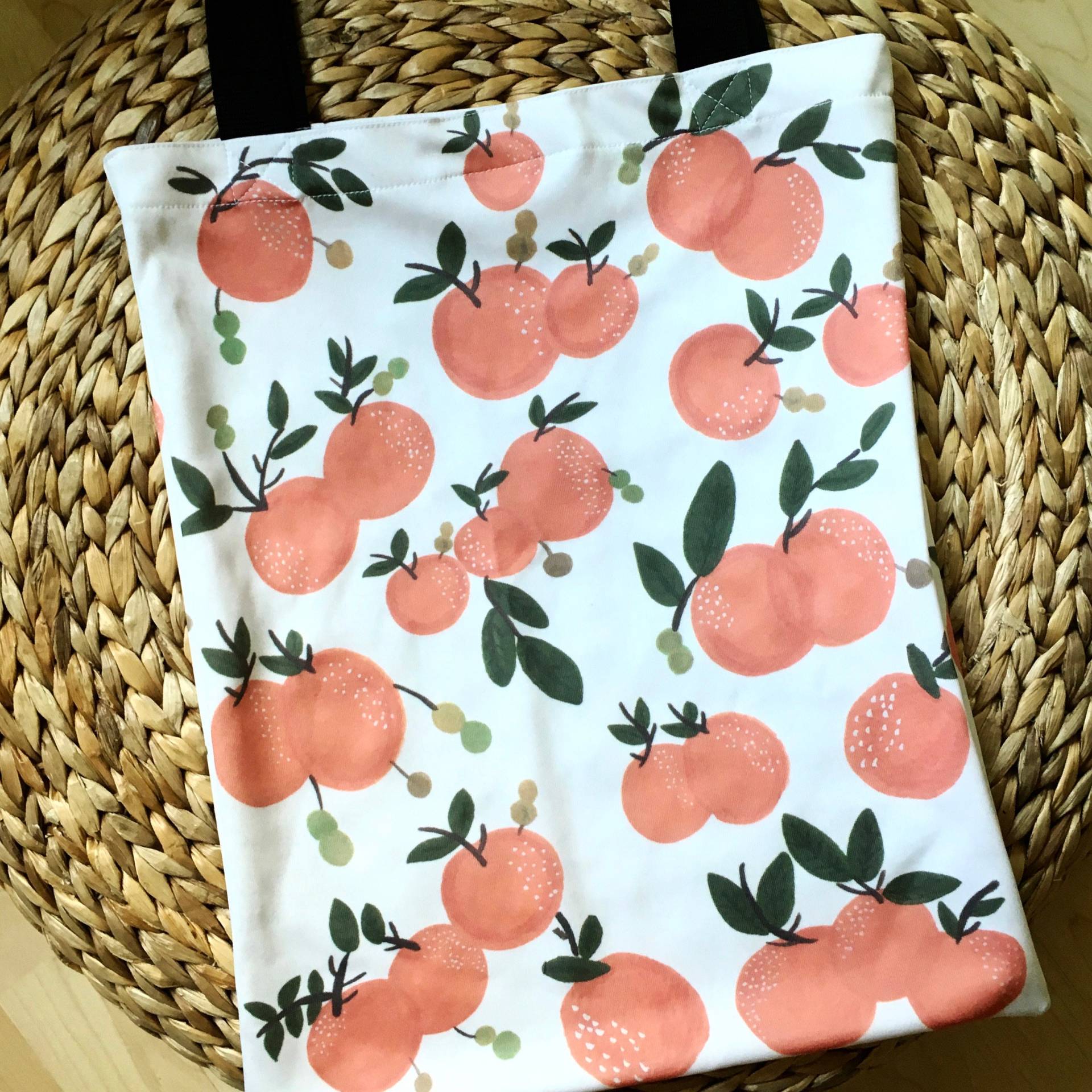 Peaches Print Einkaufstasche Handgezeichnete Obstmuster-Einkaufstasche Peaches Print Einkaufstasche Handgezeichnete Obstmuster-Einkaufstasche von colourinadesign
