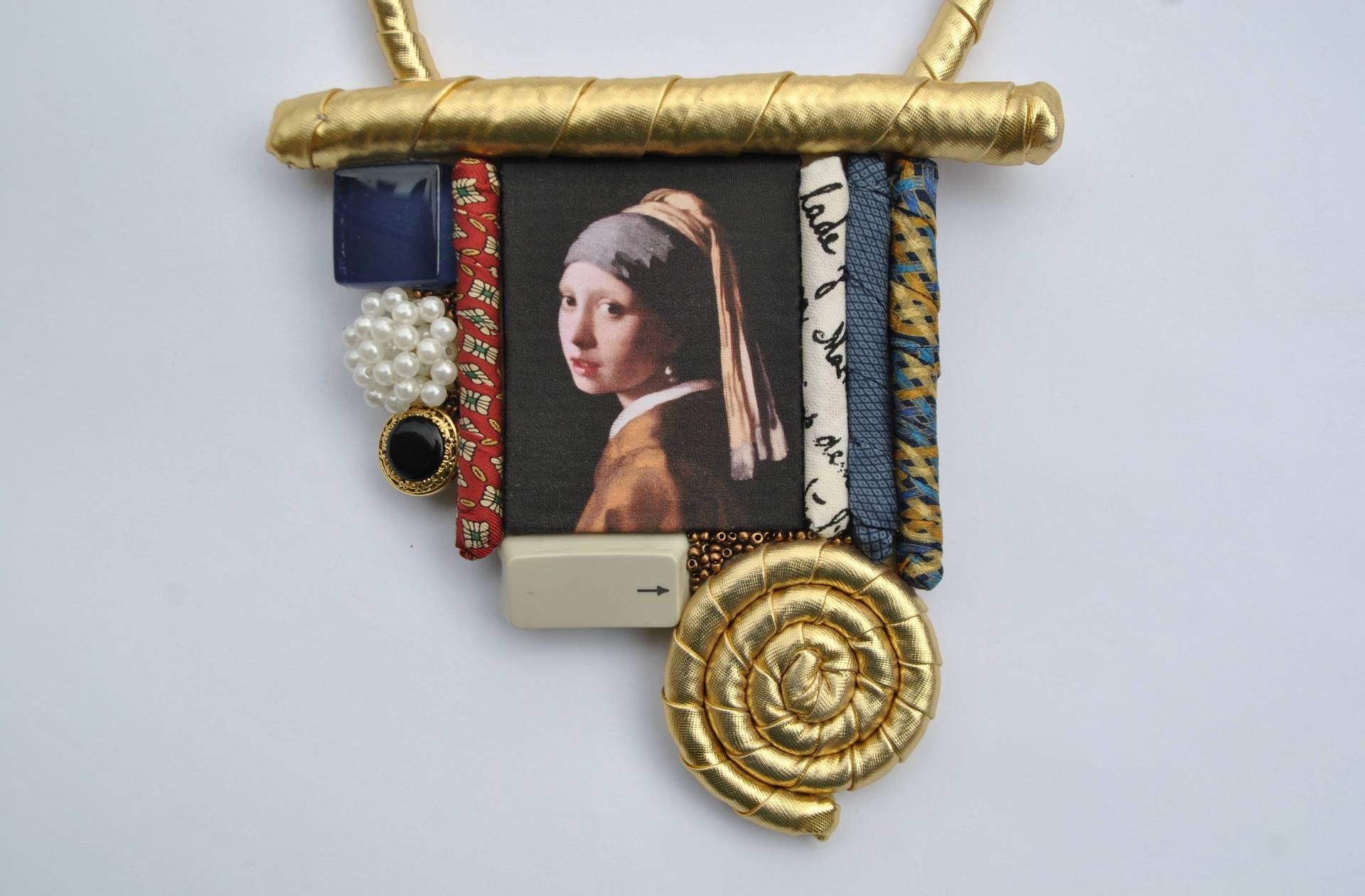 Halskette Aus Goldenem Stoff, Bemaltes Medaillon, Ausstellung „Mädchen Mit Perlenohrring" Schmuck Neu Definieren | Innocent Luxury Halskette Aus Goldenem Stoff, Bemaltes Medaillon, Ausstellung „Mädchen Mit Perlenohrring" Schmuck Neu Definieren | Innocent Luxury von comivishop