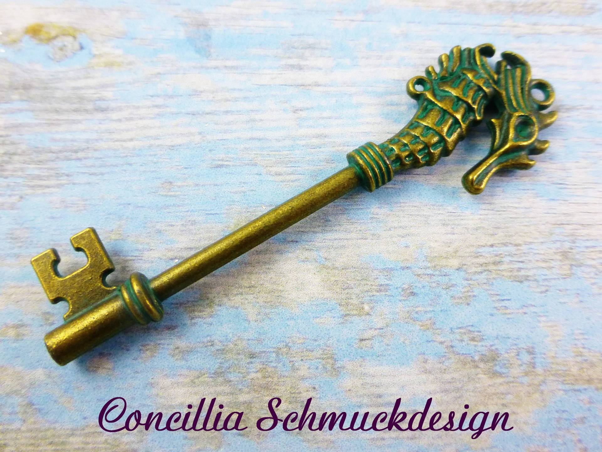Anhänger Drachen Schlüssel Bronze Grün Patiniert von concilliadesign