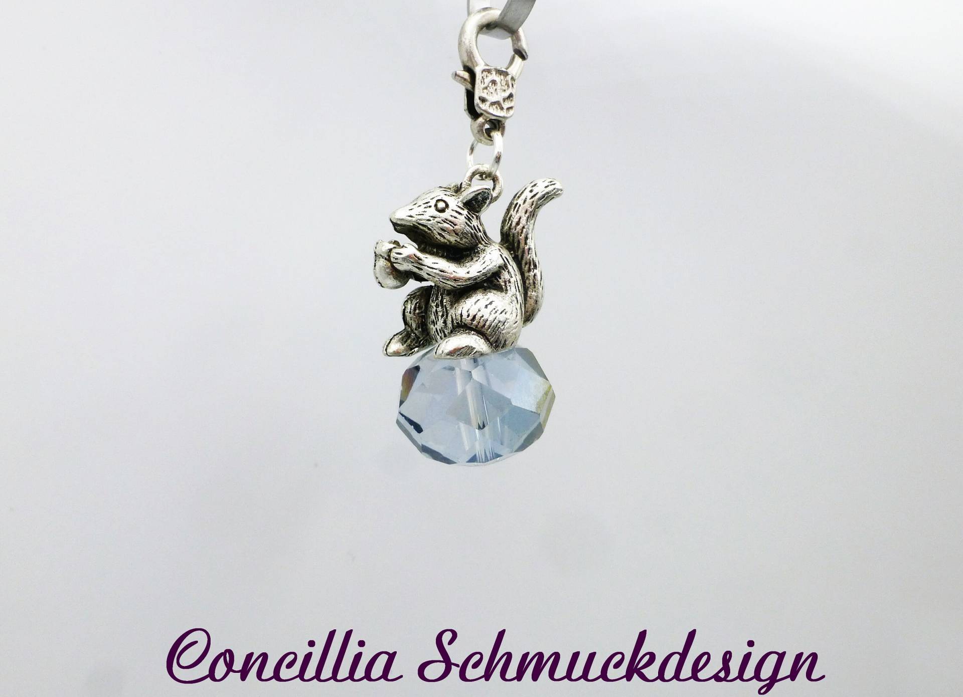 Anhänger Eichhörnchen Auf Kristallperle An Karabiner von concilliadesign