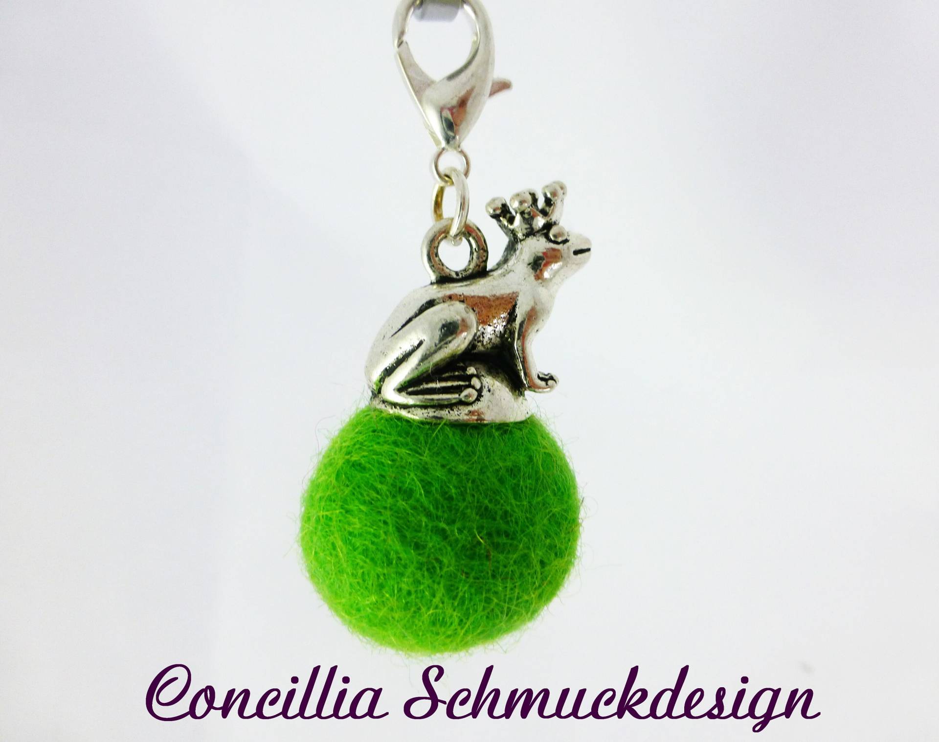 Anhänger Froschkönig Auf Filzkugel Grün von concilliadesign