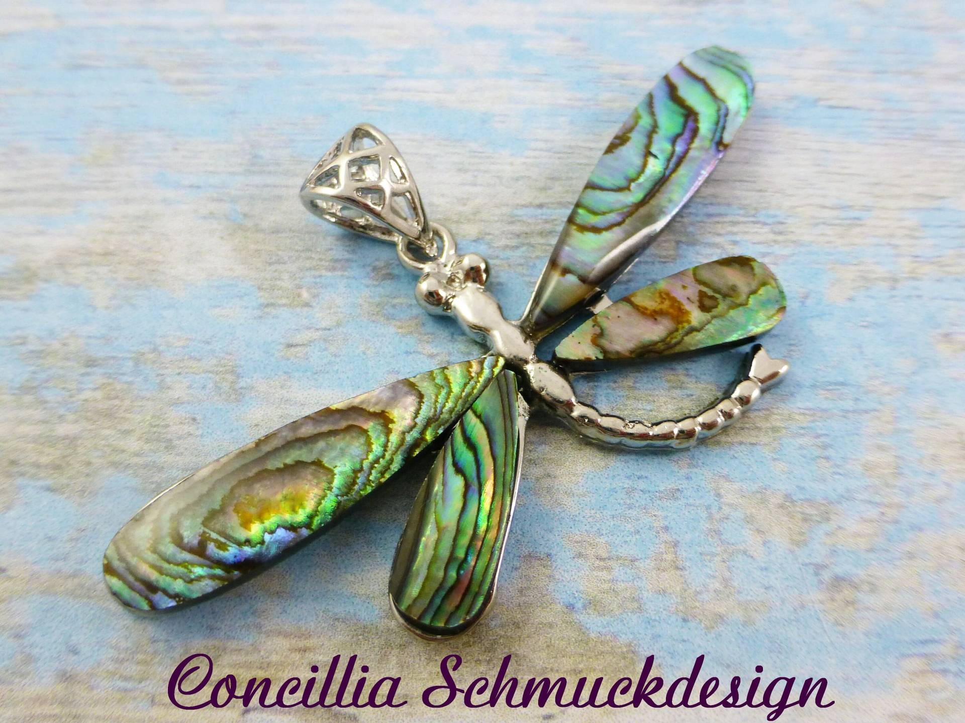 Anhänger Libelle Perlmutt Mit Collierschlaufe Anhänger Libelle Perlmutt Mit Collierschlaufe von concilliadesign