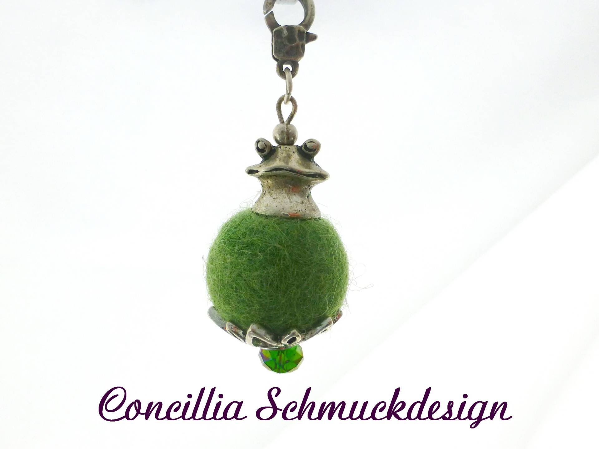 Anhänger Silberffrosch Auf Filzkugel Grün von concilliadesign