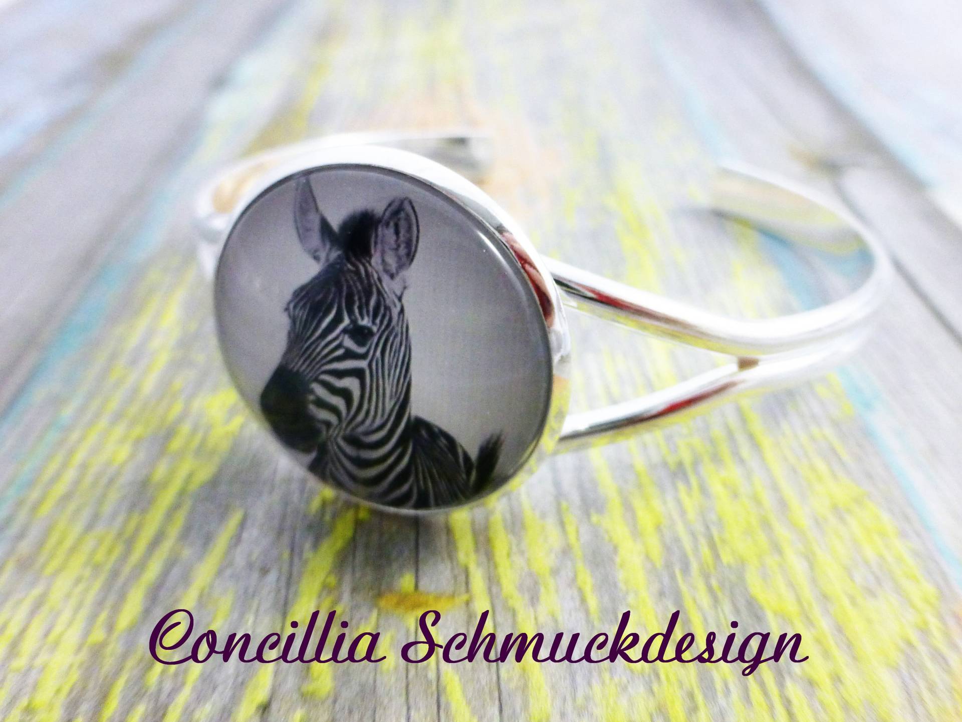 Armreif Offen Versilbert Mit Zebra von concilliadesign