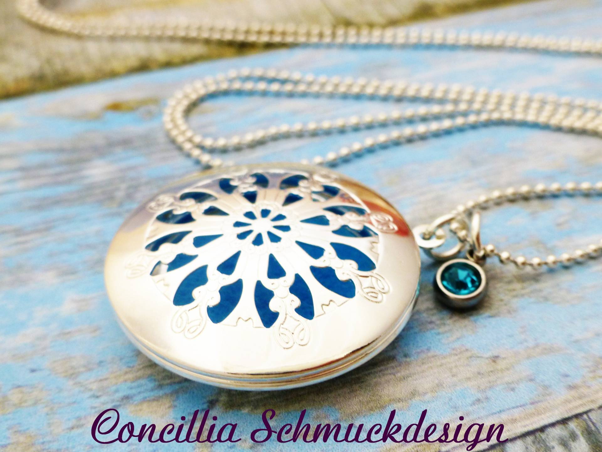 Aroma Medaillon Versilbert Kette Blau von concilliadesign