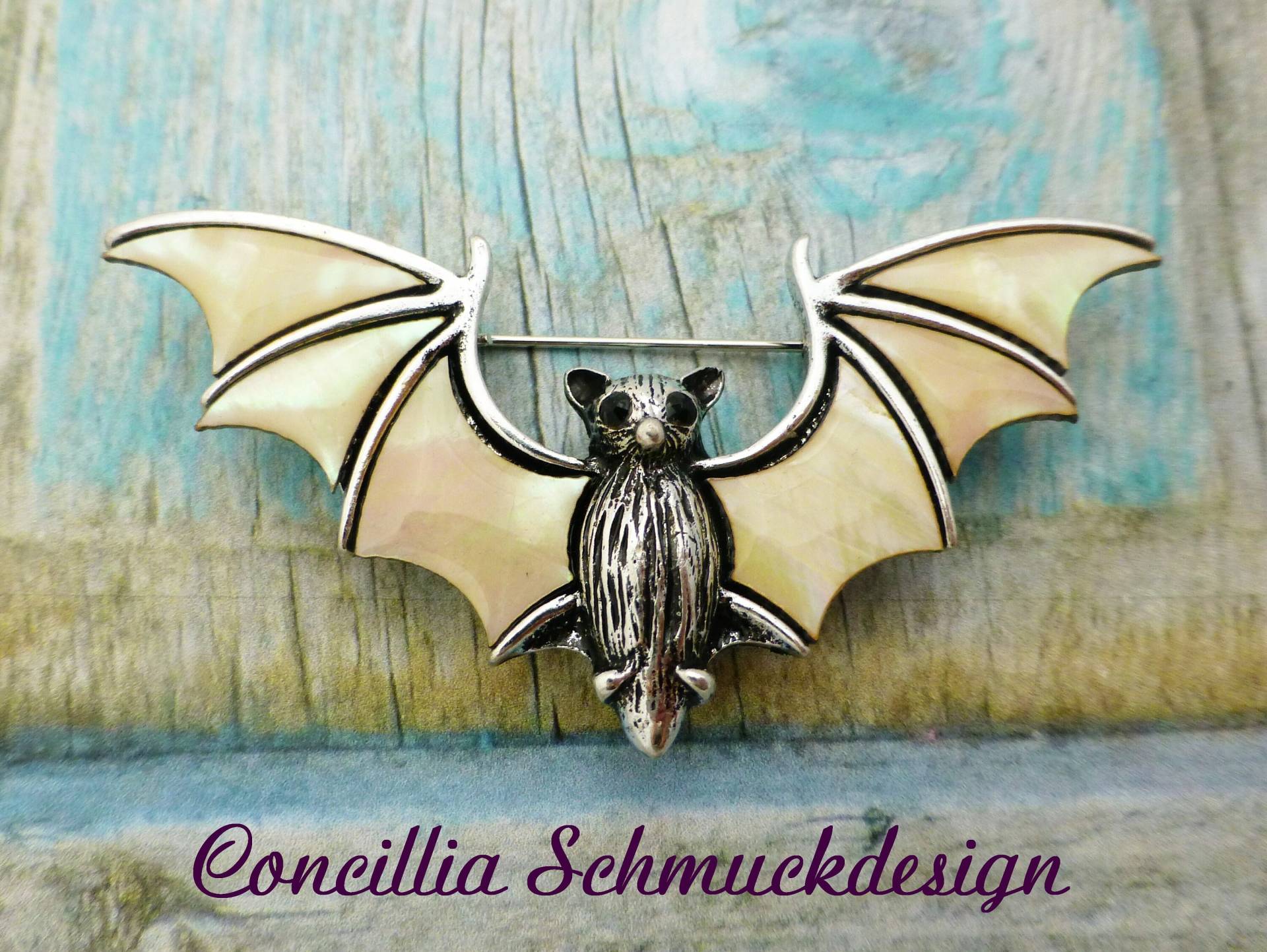 Brosche Fledermaus Perlmutt Silber Brosche Fledermaus Perlmutt Silber von concilliadesign