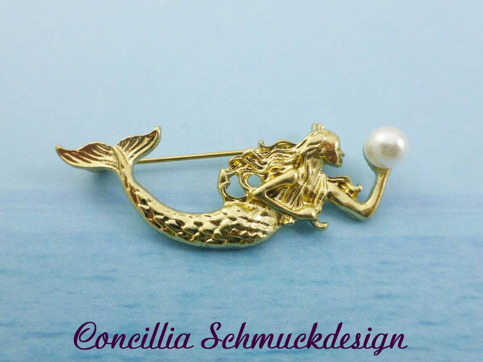 Brosche Meerjugfrau Goldfarben Mit Perle von concilliadesign