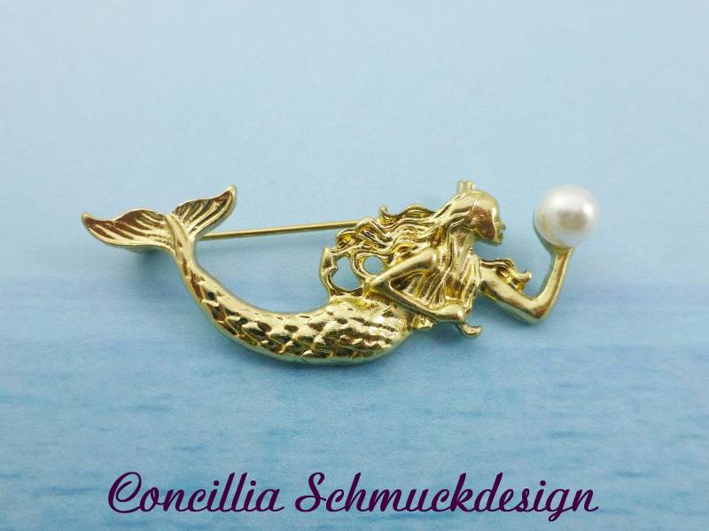 Brosche Meerjugfrau Goldfarben Mit Perle von concilliadesign