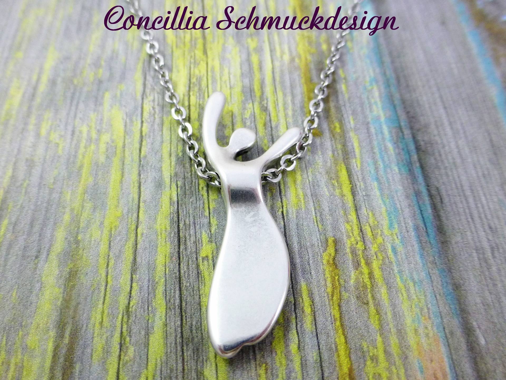 Kette Edelstahl Tanzende Frau Versilbert von concilliadesign