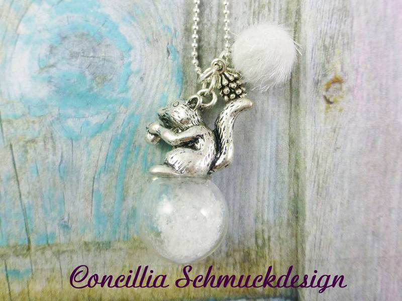 Kette Eichhörnchen Auf Glaskugel von concilliadesign