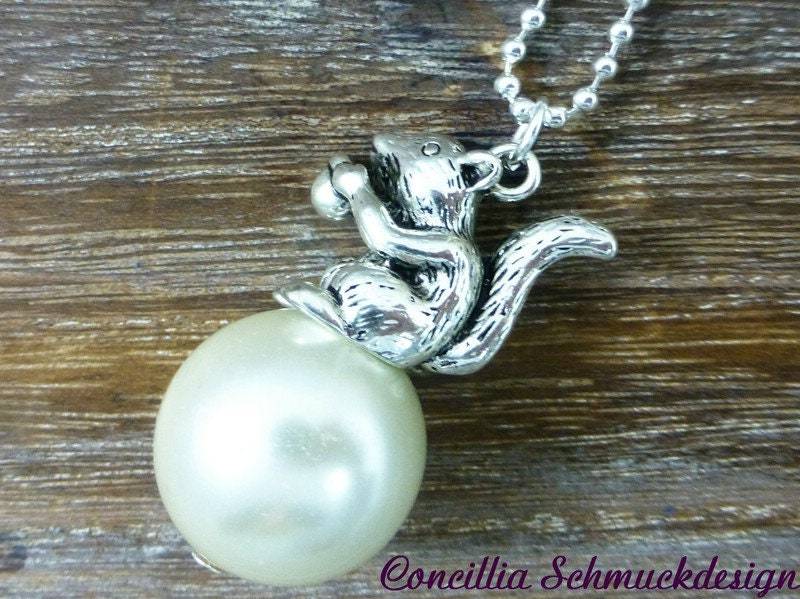 Kette Eichhörnchen Auf Weißer Perle von concilliadesign