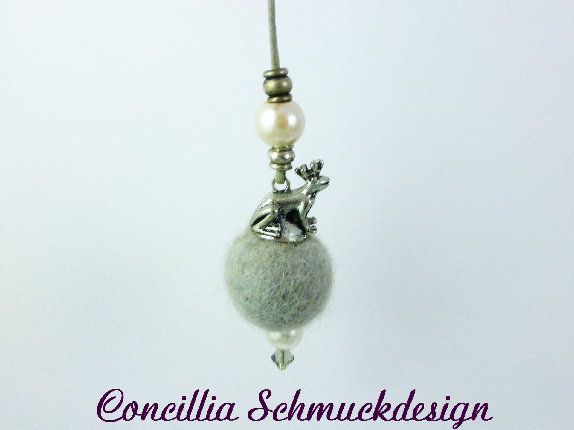Kette Frosch Auf Filzkugel Grau von concilliadesign