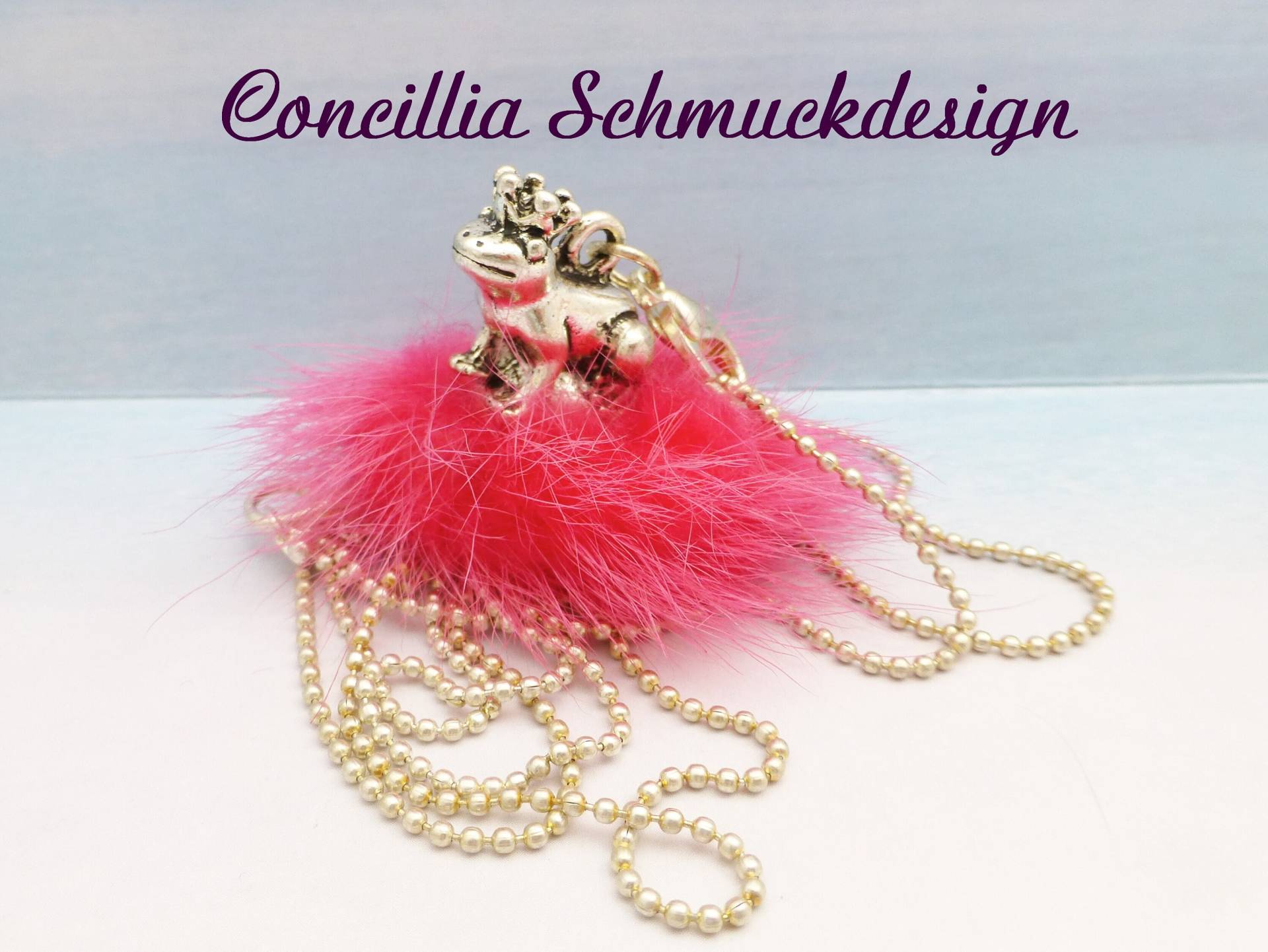 Kette Froschkönig Auf Pinkfarbenem Puschel von concilliadesign